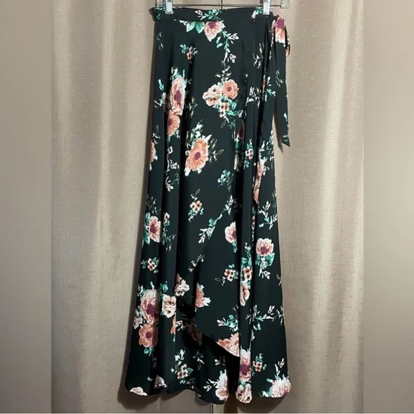 Small Summer Bundle NWT & GUC Tops, Shorts, Dress, & Skirts FINAL PRICE - Picture 10 of 15